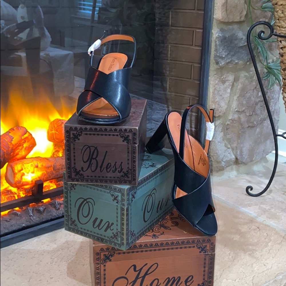 NEW WITH TAGS Pierre Dumas Sandal Heels